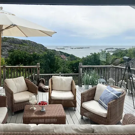 度假居 With Fjord View And Pool