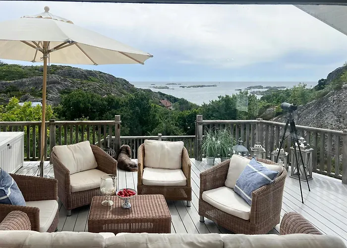 度假居 With Fjord View And Pool