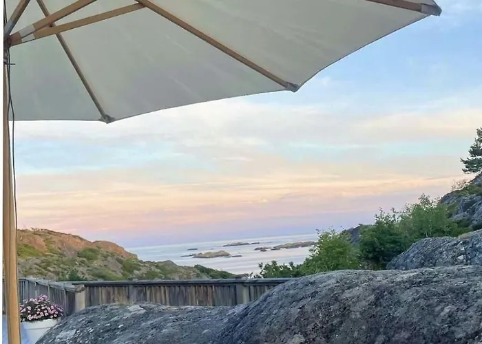 度假居 With Fjord View And Pool *